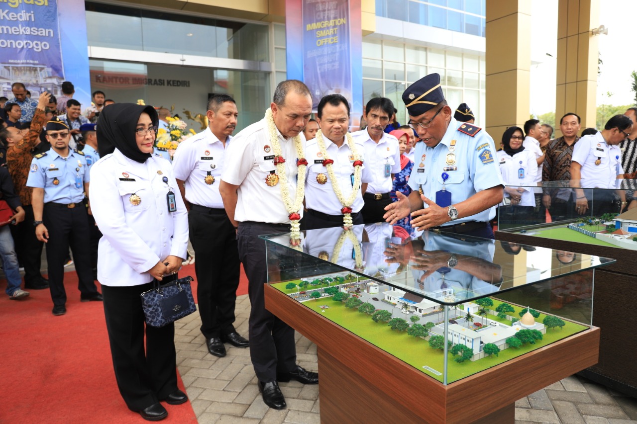 Solid Bersinergi dan Berkolaborasi Tingkatkan Layanan Keimigrasian, Menkumham Beri Apresiasi Kepada Tiga Pemkab di Jatim