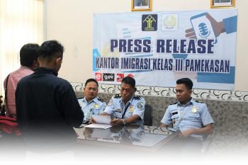 Kepala Kantor Imigrasi Kelas III Pamekasan Gelar Press Release